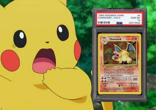 Verbaasde Pikachu uit de Pokémon-anime kijkt naar een PSA 10 gegradeerde 1st Edition Charizard-holografische kaart uit 1999, een van de meest waardevolle en gewilde Pokémon-kaarten ter wereld.