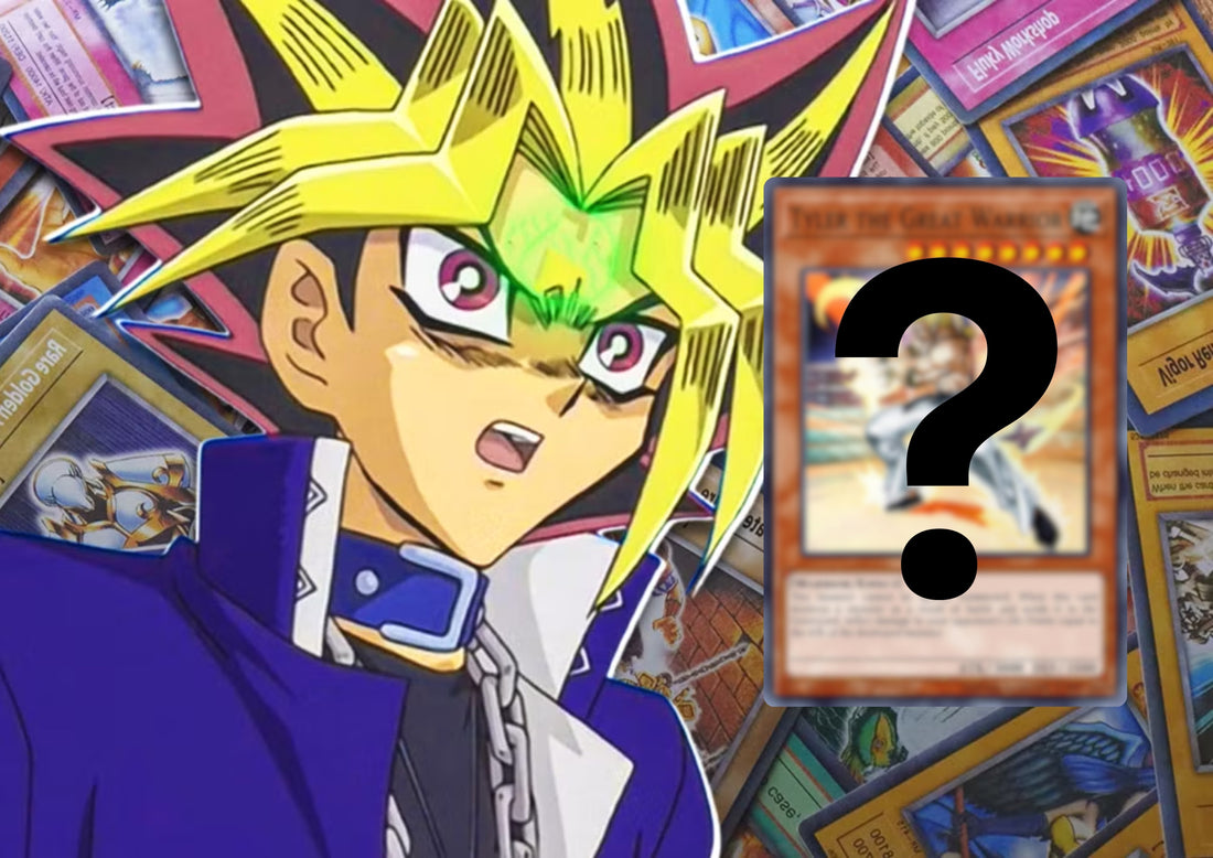 Yugi Muto uit de Yu-Gi-Oh! anime kijkt verbaasd, met op de achtergrond een collage van Yu-Gi-Oh!-kaarten. Rechts staat een mysterieus wazig gemaakte kaart met een vraagteken erop, verwijzend naar een zeldzame en geheime kaart.